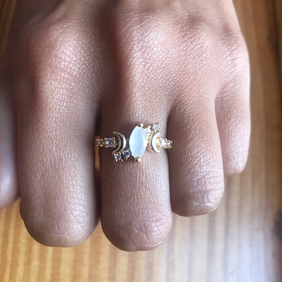 Dainty crescent moon stone ring - Picture 2 of 3